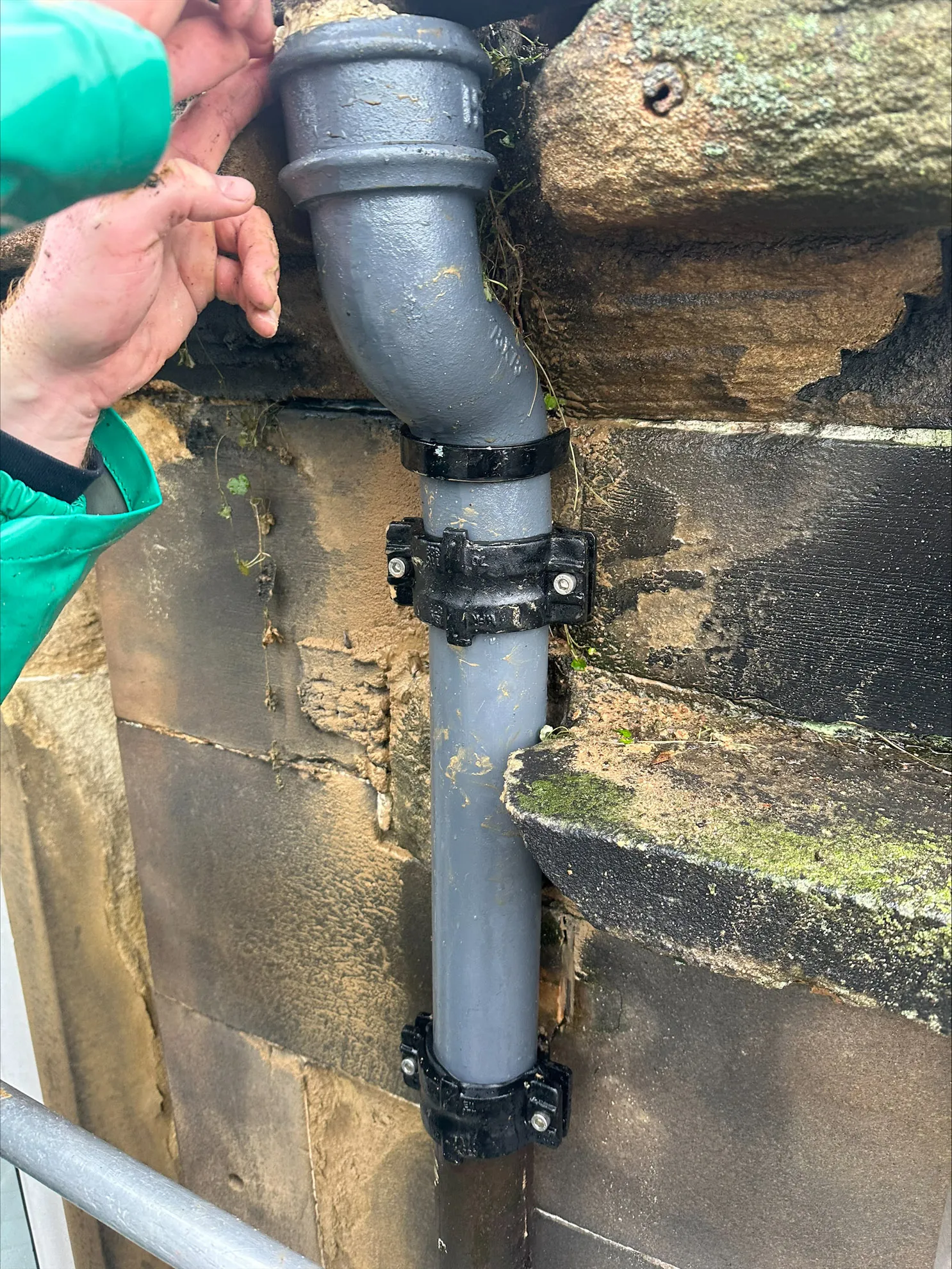 Fitting a cast iron downpipe to a soiled stone wall